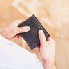 Schwarze Herren-Geldbörse aus Leder mit Steinbock-Motiv als Geburtstagsgeschenk