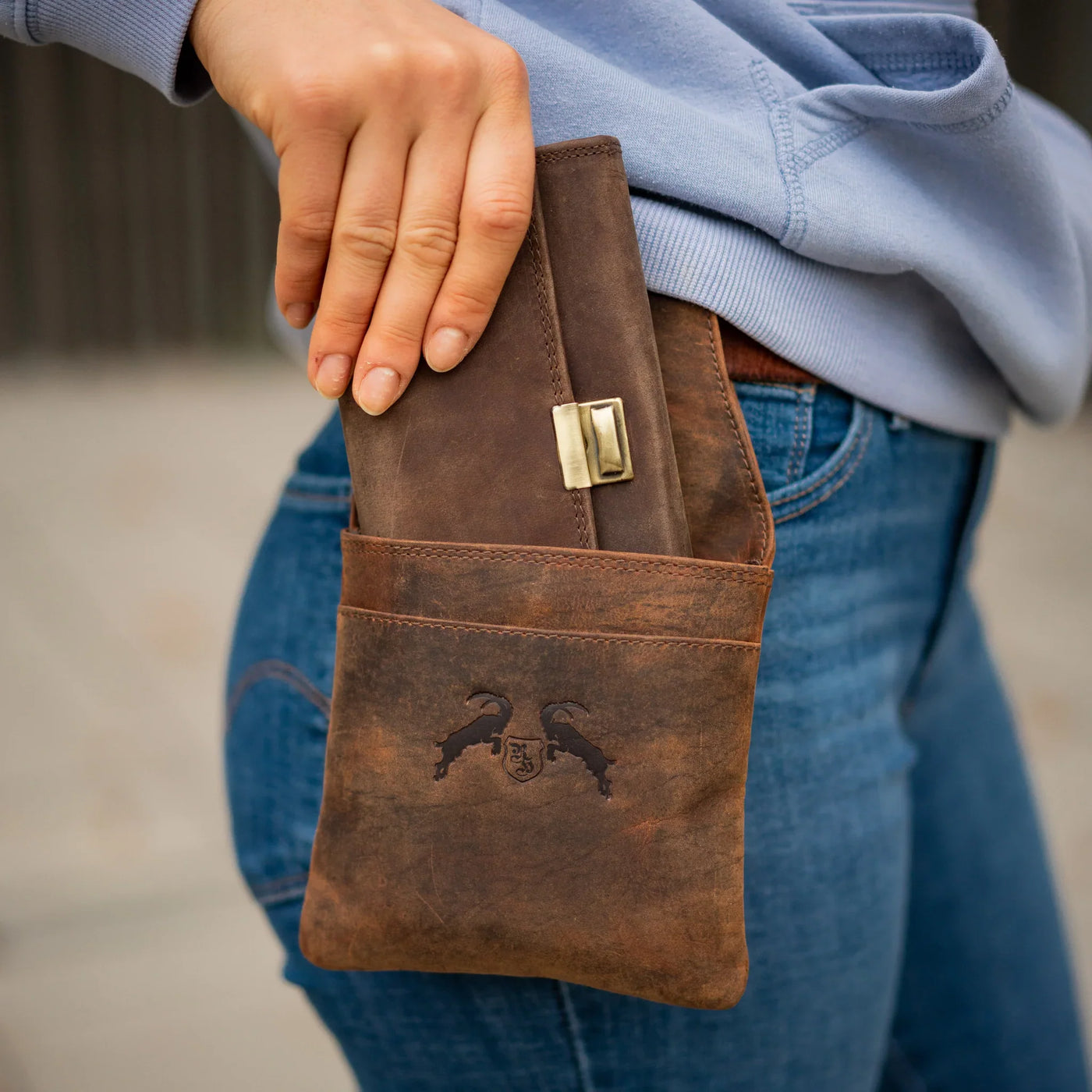 Frau mit Kellnertasche Leder im Restaurant – stilvolles und praktisches Accessoire für den Servicealltag