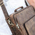 Braune Hodalump Laptoptasche aus Leder mit Schulterriemen und Reißverschluss.