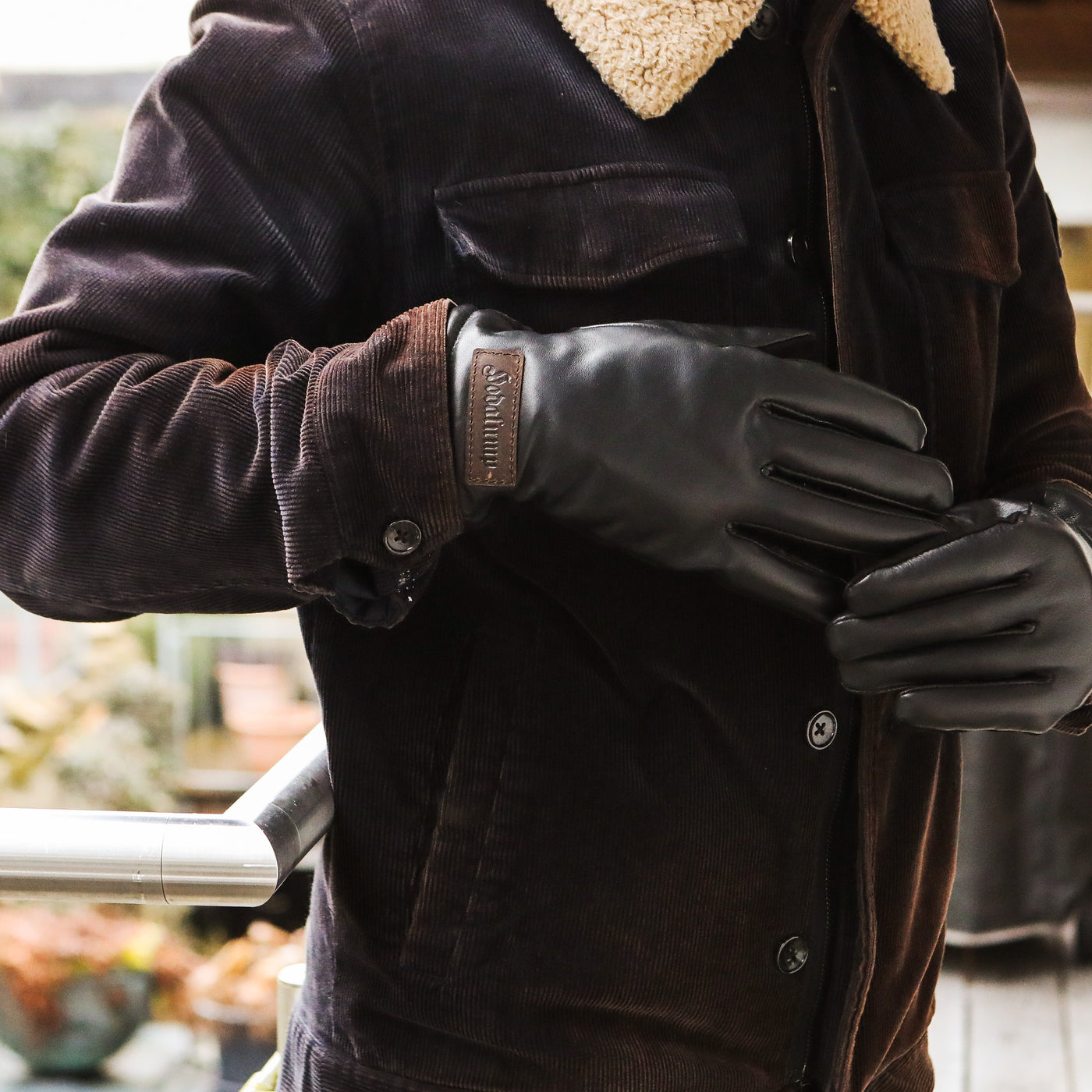 Person trägt elegante Lederhandschuhe – stilvolle und praktische Leder Accessoires für den Alltag