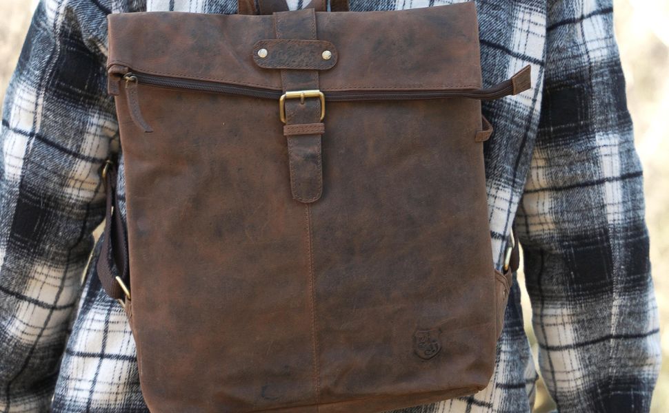 Person mit Lederrucksack – stilvoller und robuster Lederrucksack für Alltag und Freizeit.