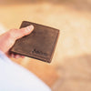 Geöffnete Leder-Geldbörse mit mehreren Kartenfächern