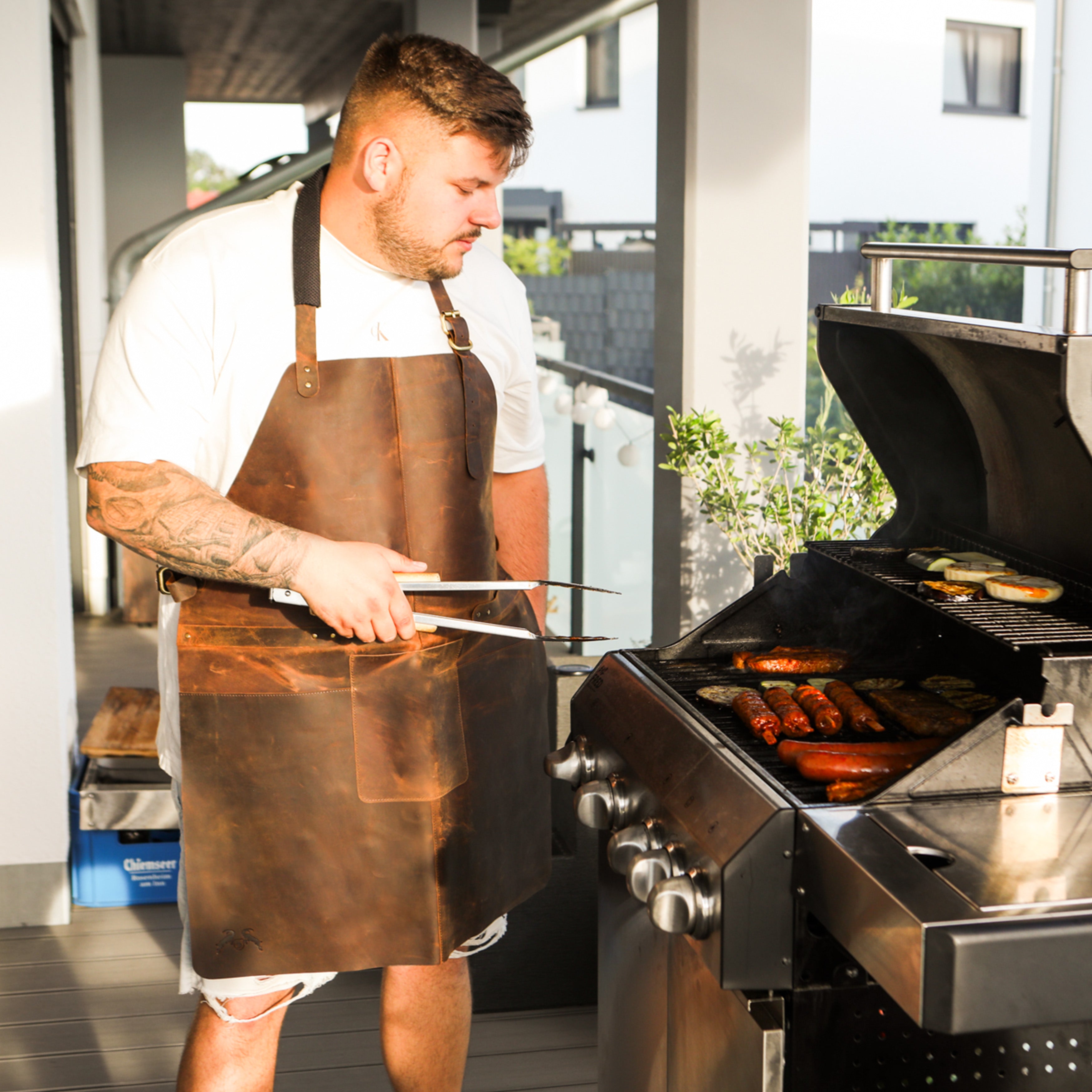 Grill-Weste aus braunem Leder als außergewöhnliches Geschenk für Männer