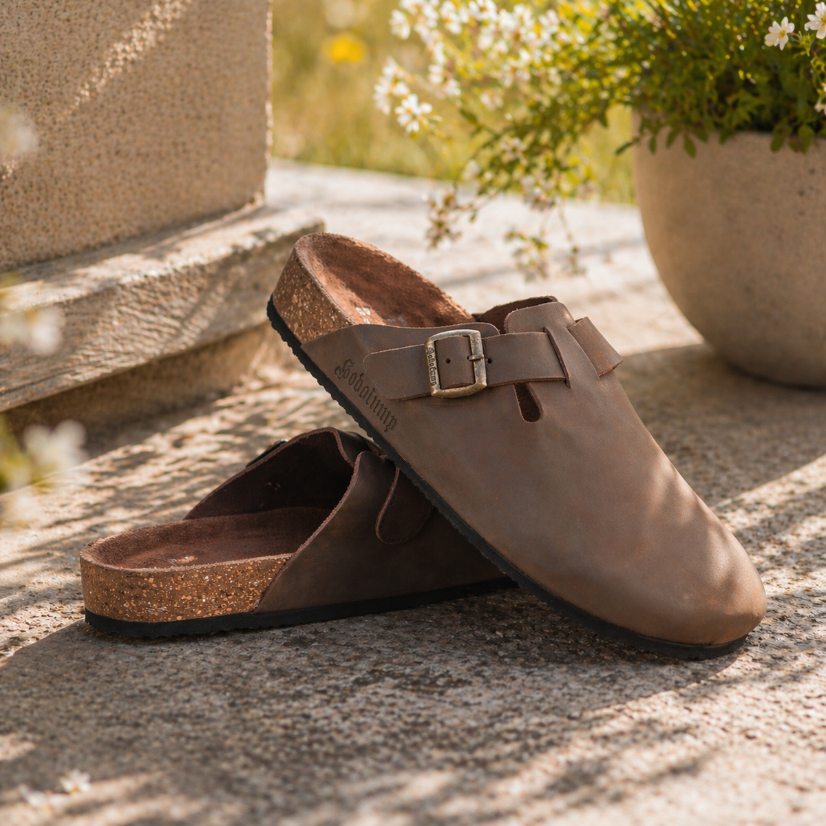 Offene Ledersandalen mit breiten Riemen für lange Tage auf den Beinen