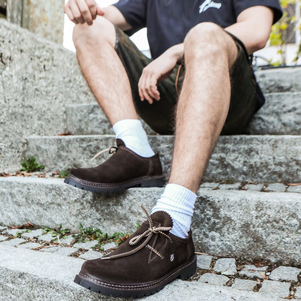 Braune Haferlschuhe aus Leder mit seitlicher Schnürung zur Lederhose