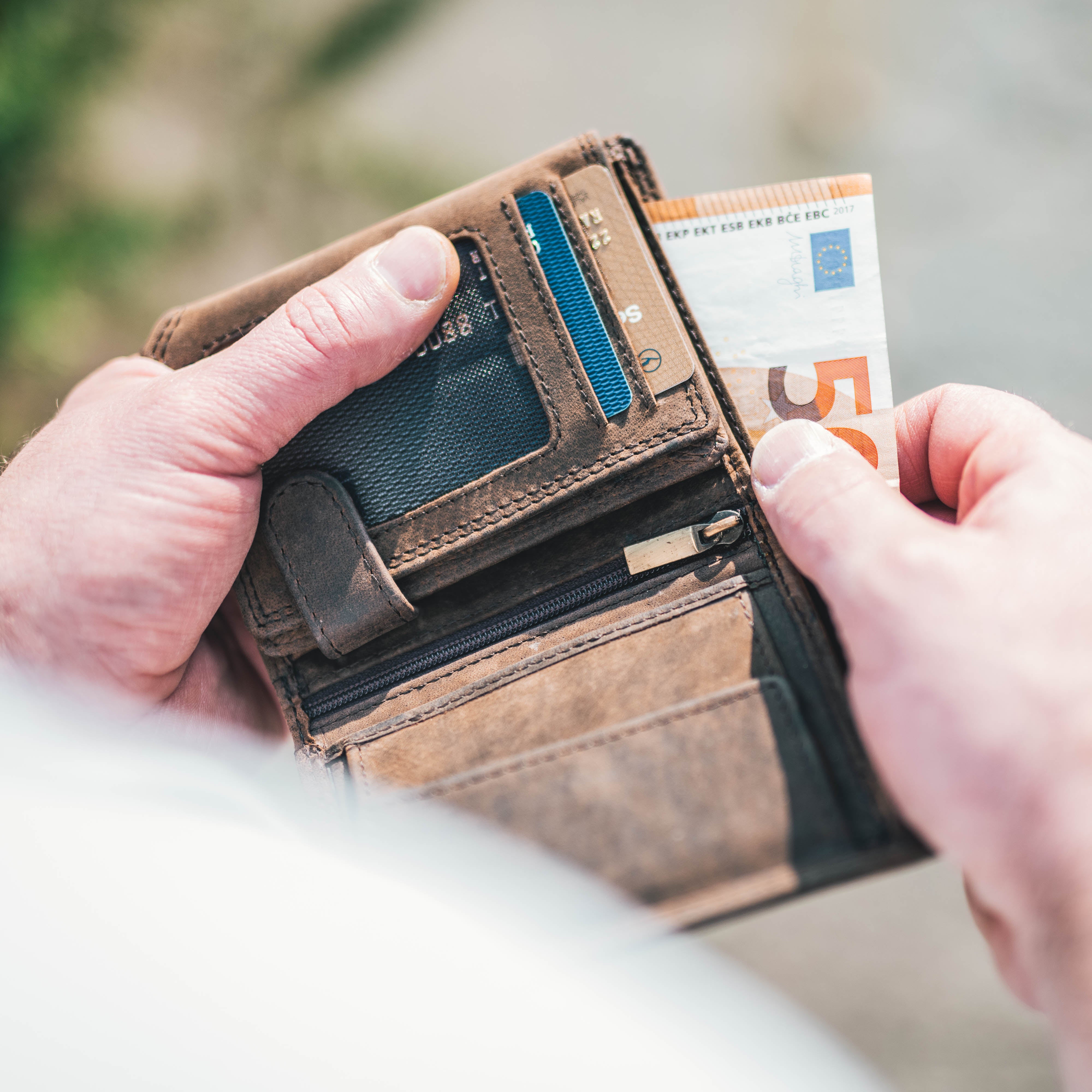 Vertical Wallet with Chain Lenz