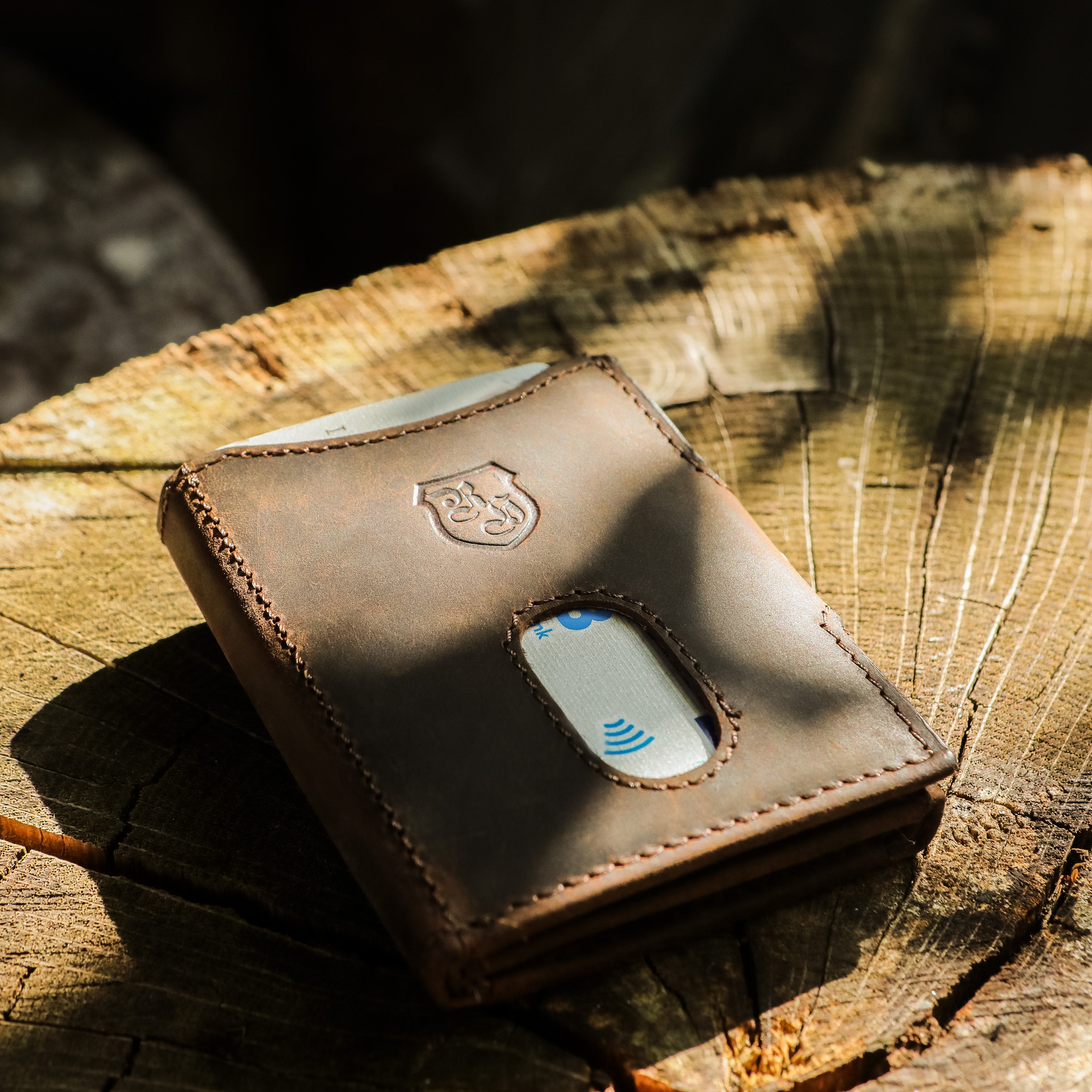 Person freut sich über ein Geschenk mit einem Slim Wallet Leder – stilvolles Accessoire mit hochwertigem Charakter
