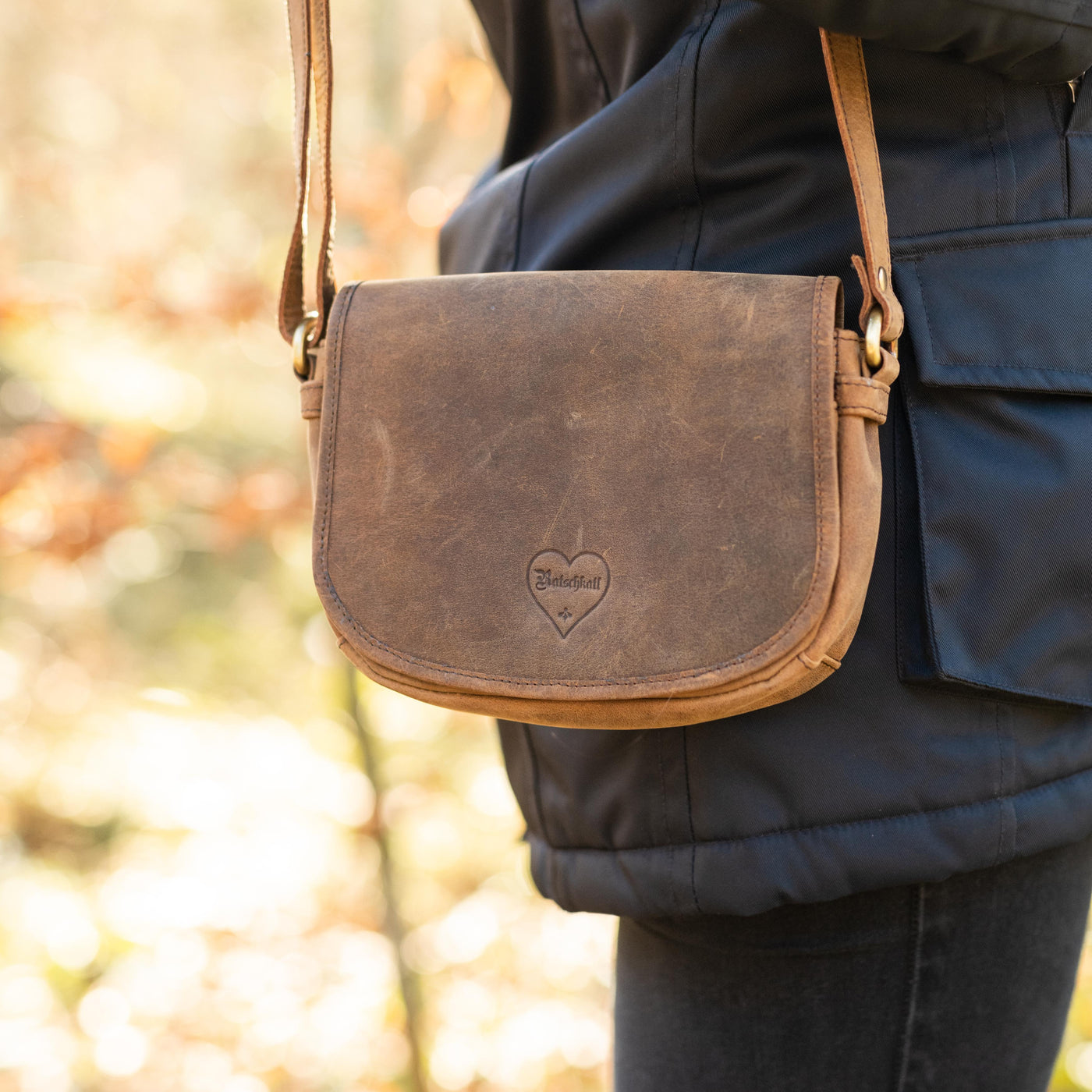 Braune Hodalump Umhängetasche aus Leder im Vintage Stil mit Herzprägung.
