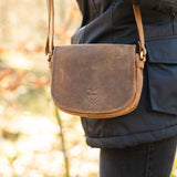 Braune Hodalump Umhängetasche aus Leder im Vintage Stil mit Herzprägung.