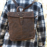 Person trägt braunen Hodalump Rucksack aus Leder im rustikalen Vintage Stil.
