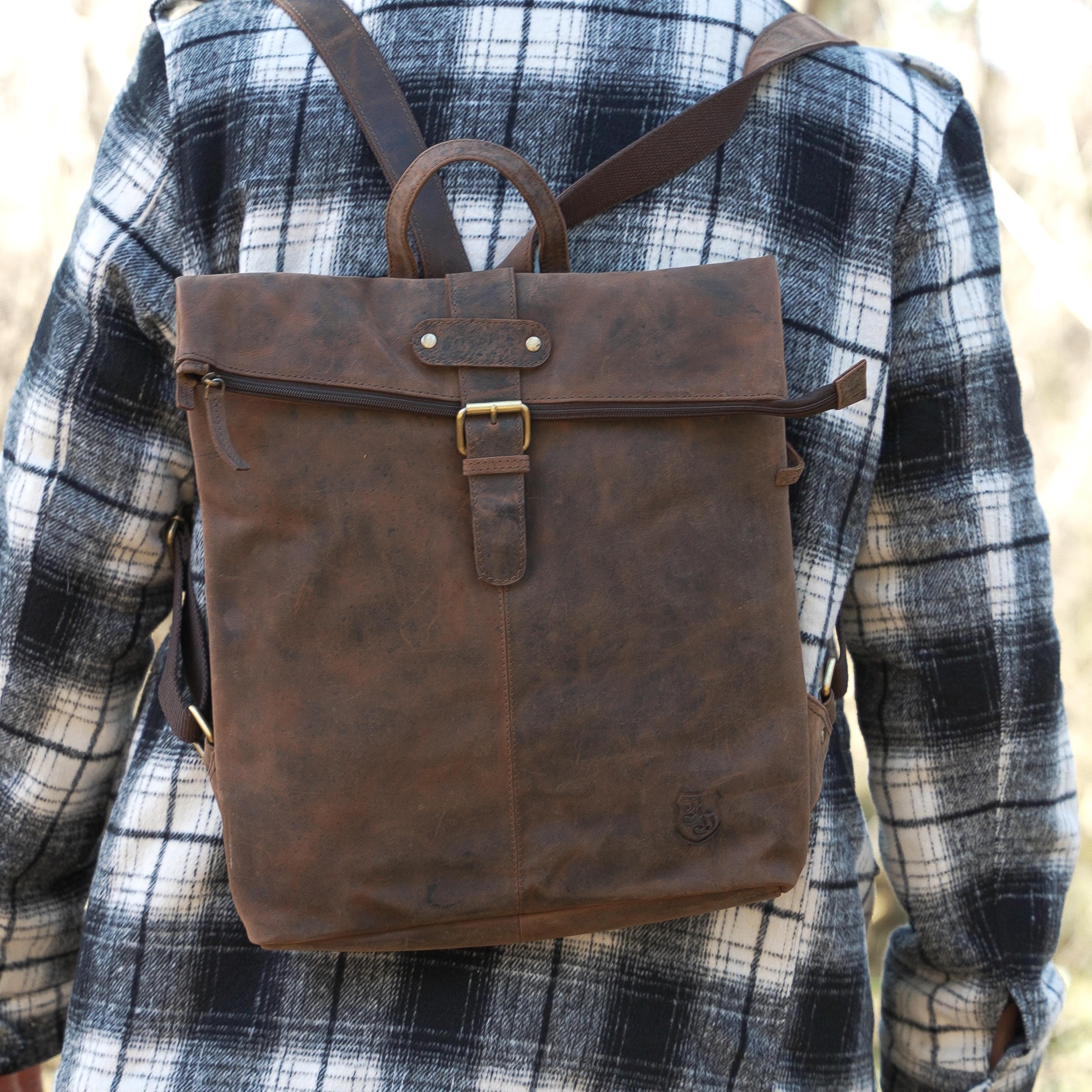 Person trägt braunen Hodalump Rucksack aus Leder im rustikalen Vintage Stil.