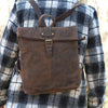 Person trägt braunen Hodalump Rucksack aus Leder im rustikalen Vintage Stil.