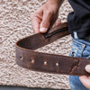 Brauner Hodalump Ledergürtel mit geprägtem Steinbock-Motiv und verstecktem Reißverschlussfach, getragen zu Jeans.