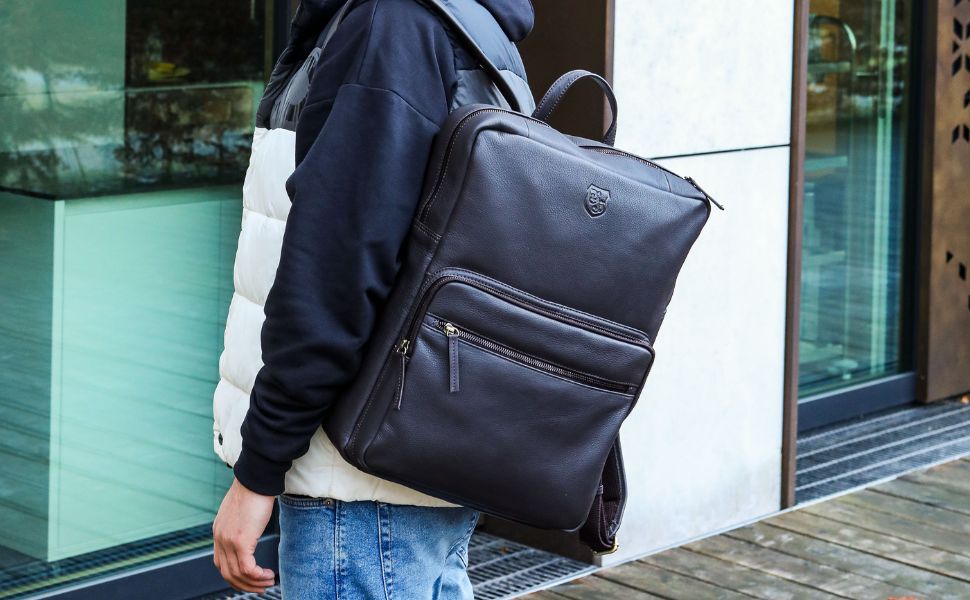 Person mit Lederrucksack – moderner und funktionaler Lederrucksack Damen für jeden Anlass.