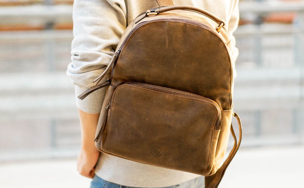 Person trägt einen Lederrucksack – moderner und praktischer Lederrucksack Damen für den täglichen Gebrauch.