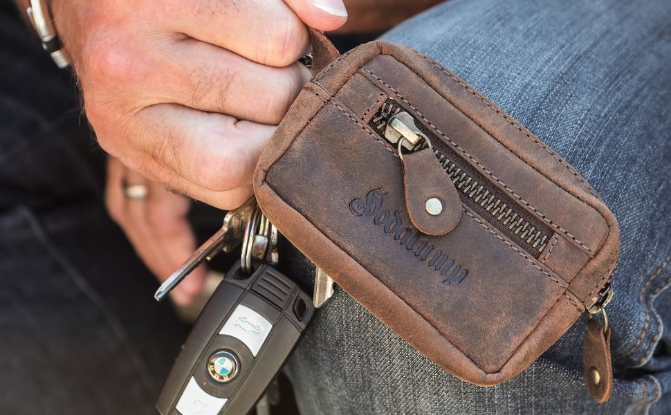 Person hält ein Schlüsseletui aus Leder – elegantes und praktisches Schlüsseletui Leder für den Alltag.