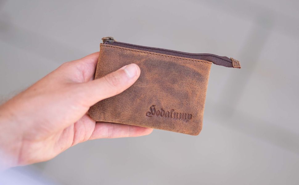Mann mit Schlüsseletui aus Leder – stilvolle Schlüsseletui Leder Accessoires
