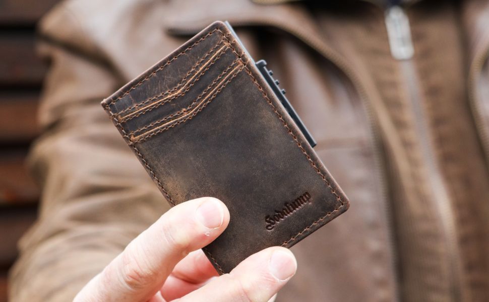 Person hält ein Kartenetui aus Leder – praktisches und stilvolles Kartenetui Leder für unterwegs.