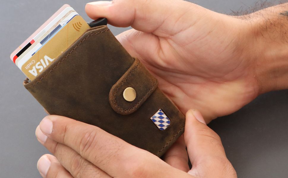 Person mit Leder Etui in der Hand – stilvolles und praktisches Leder Etui für den täglichen Gebrauch.